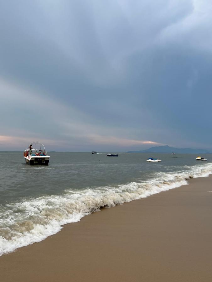 By The Sea Beachfront Designer Suites Penang - Managed By Art Of Tree Batu Ferringhi Eksteriør billede