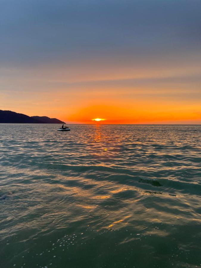 By The Sea Beachfront Designer Suites Penang - Managed By Art Of Tree Batu Ferringhi Eksteriør billede