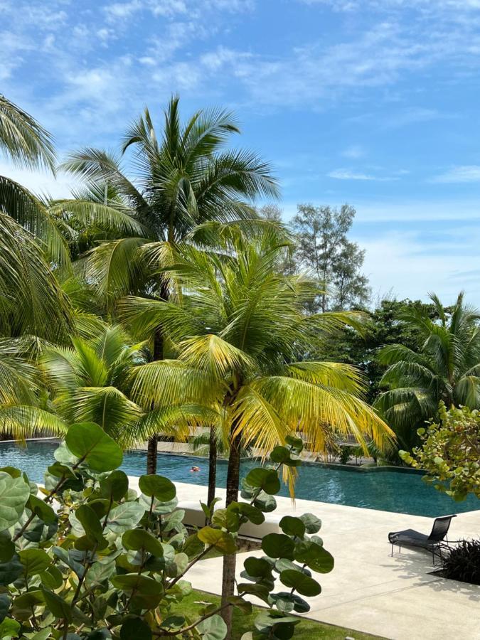 By The Sea Beachfront Designer Suites Penang - Managed By Art Of Tree Batu Ferringhi Eksteriør billede